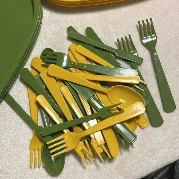 Vintage set of camping plates, cups & utensils by Basket Ville - Picture 4 of 8